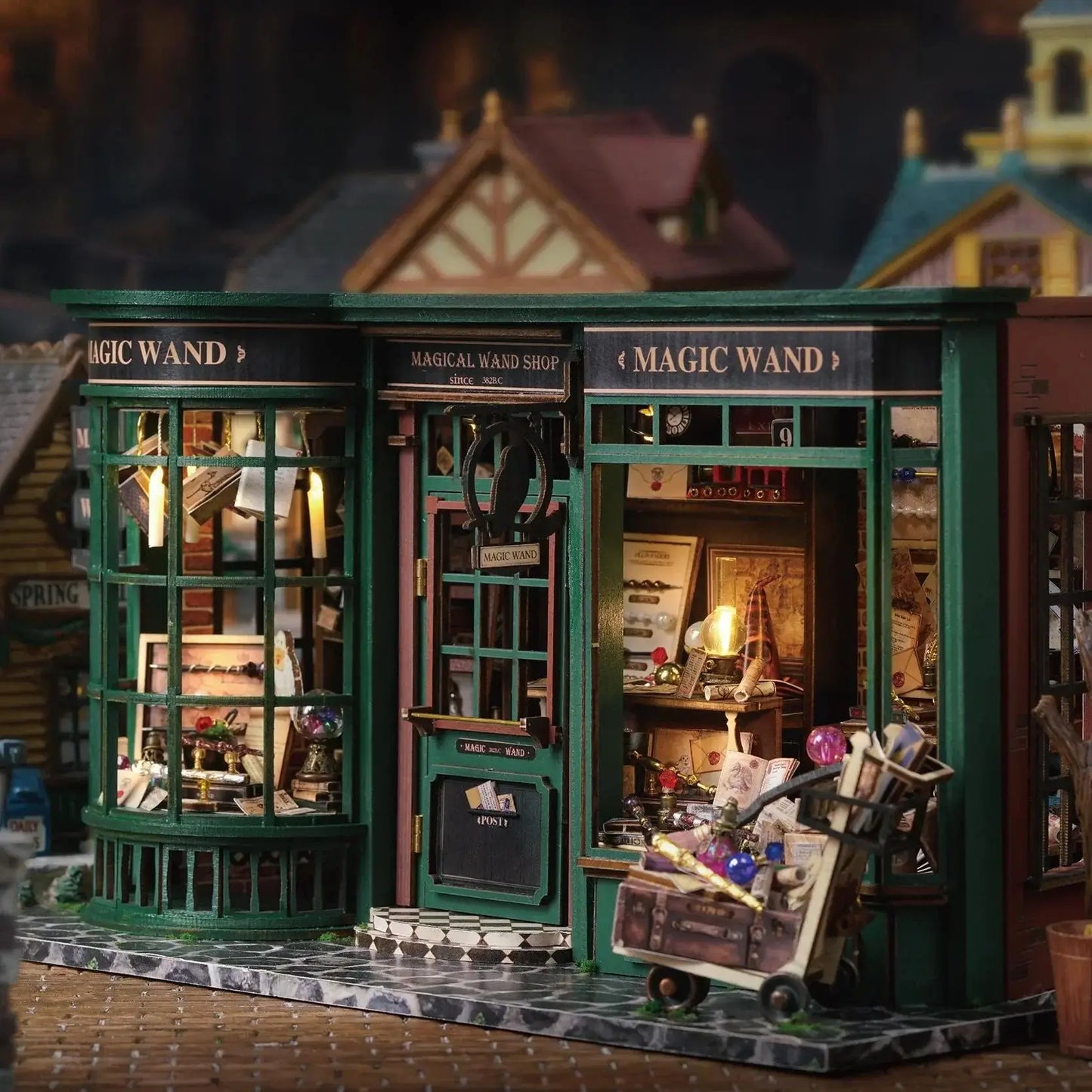 Kit miniatura DIY – Magical Wand Shop – Casita estilo retro europeo con elementos mágicos
